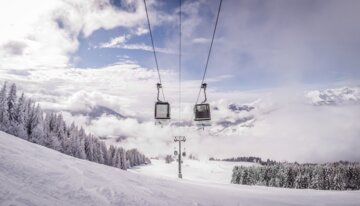 Skilift in verschneiter Berglandschaft | © Simon Garnier