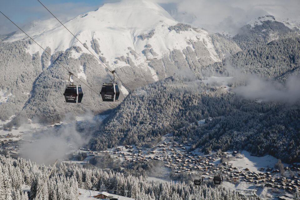Cable car over snow-covered mountain village | © Morzine Tourist Office | Sam Ingles