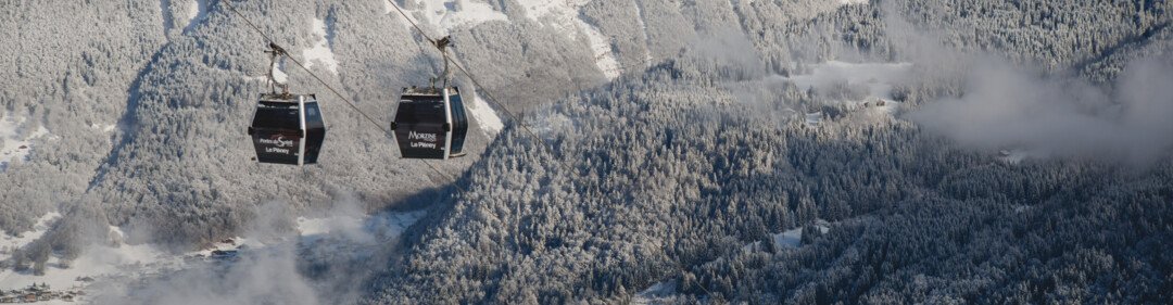 Seilbahn über schneebedecktes Bergdorf | © Morzine Tourist Office | Sam Ingles