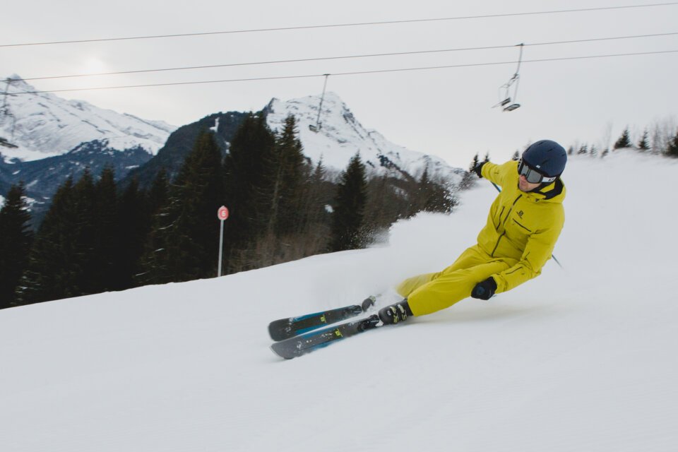 Skier in yellow suit carving on a ski slope. | © Morzine Tourist Office