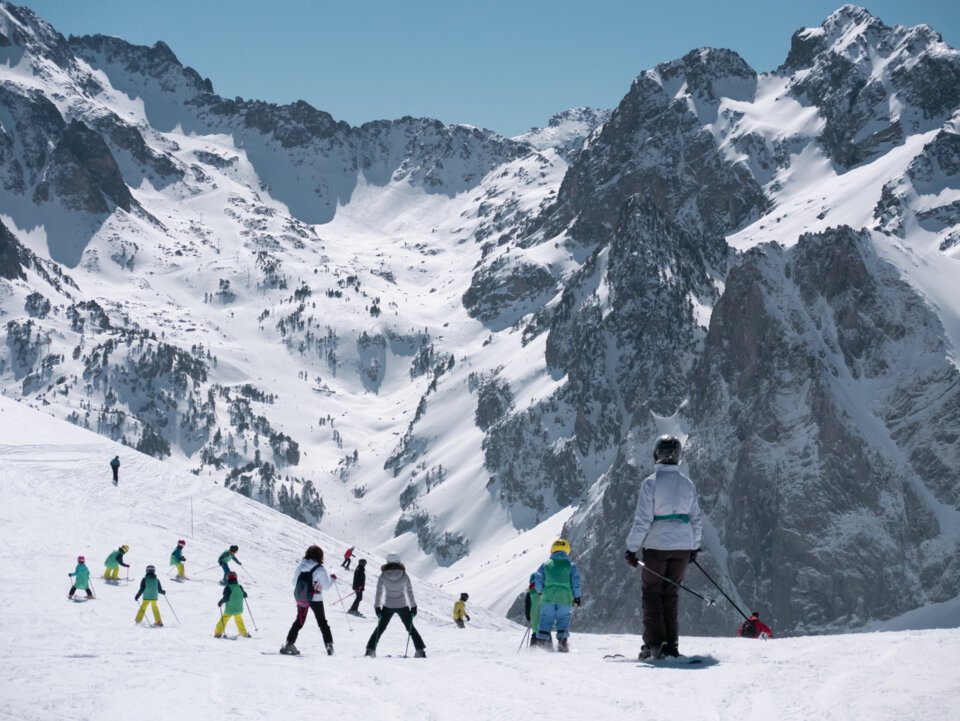 Skifahrer in verschneiter Berglandschaft. | © GT