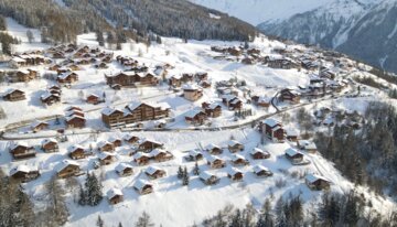 Winter scene of snowy houses in the Alps. | © LezBroz