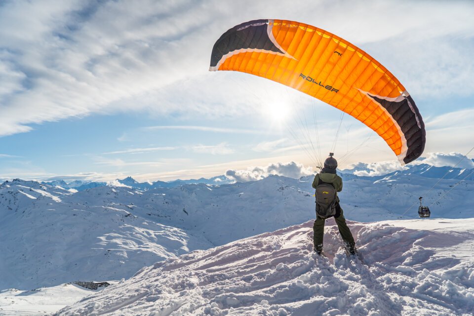 Paraglider on snowy mountain peak | © Vincent LOTTENBERG