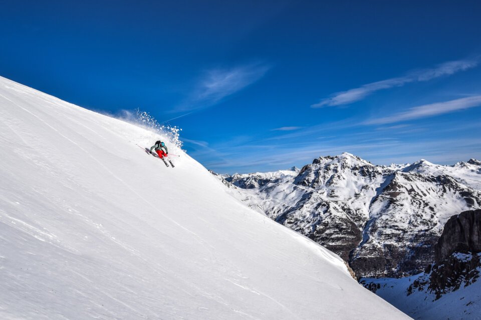 Skier descending a snow-covered mountain slope | © Serre Chevalier Vallée Briançon - @laurapeythieu.jpg