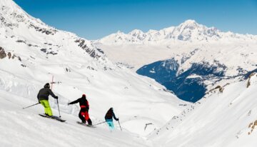 Skifahrer auf schneebedeckter Berglandschaft | © Stephane Cande / Tignes