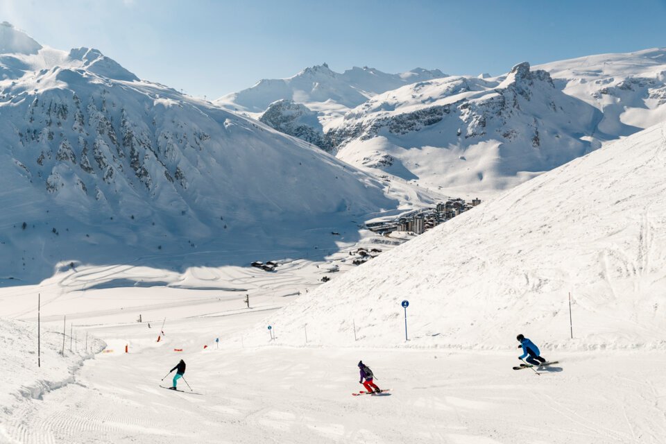 Skifahrer auf einer schneebedeckten Piste in den Bergen | © Stephane Cande / Tignes