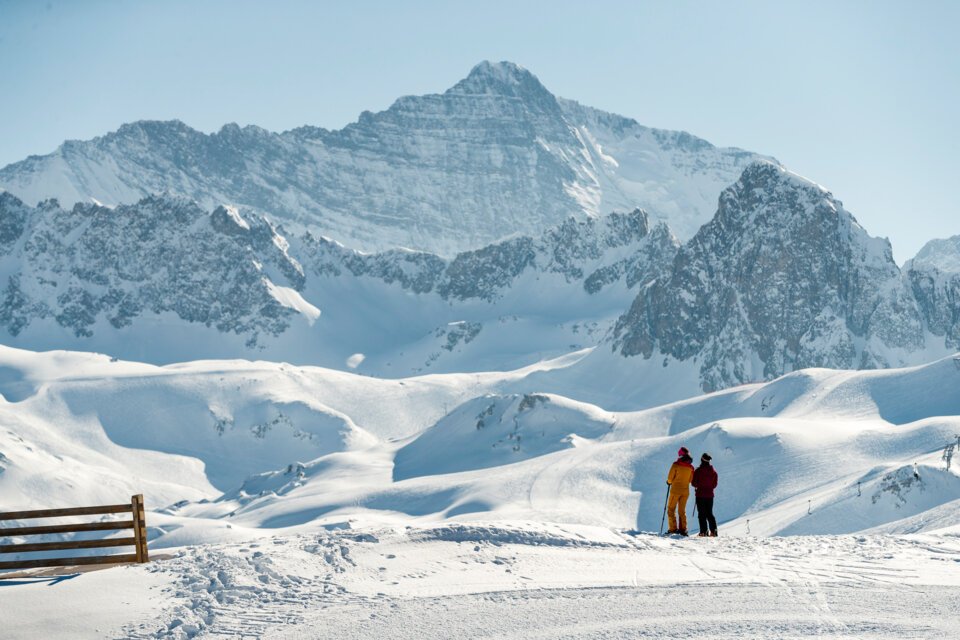 Zwei Skifahrer vor verschneiter Bergkulisse | © Stephane Cande / Tignes
