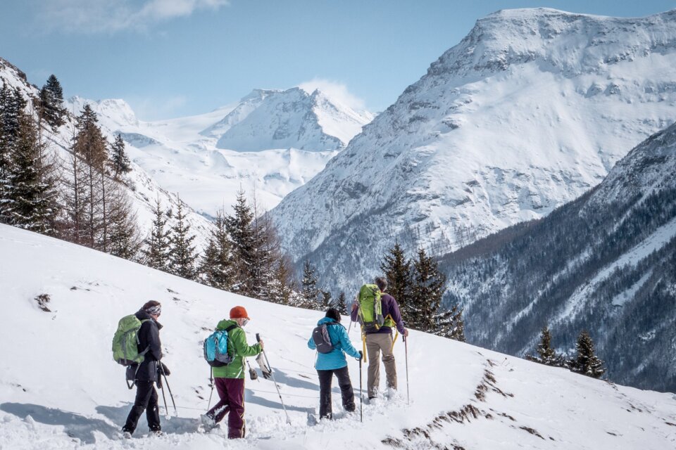 Group of hikers in snow with mountains in background | © OT HMV