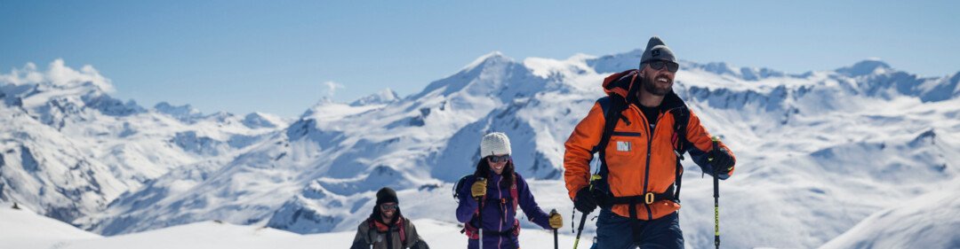 Gruppe von Skitourengehern in verschneiter Berglandschaft. | © Val d'Isère Tourisme | Richard Bord