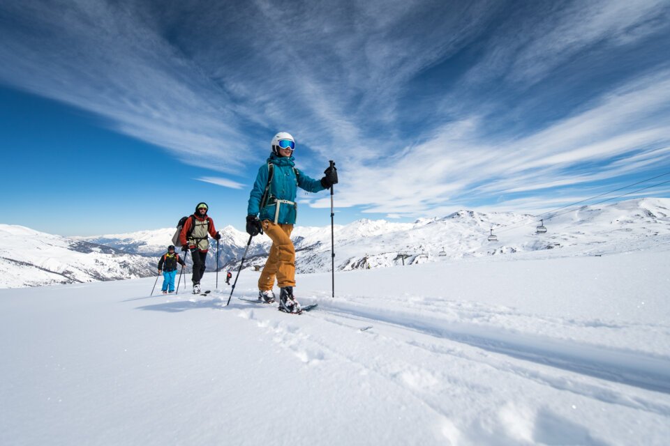 Group of ski tourers in the snow under a blue sky. | © Alban Pernet / OT Valloire