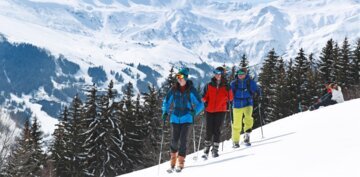 Gruppe Skitourengeher in verschneiter Berglandschaft | © Agence  photp Urope