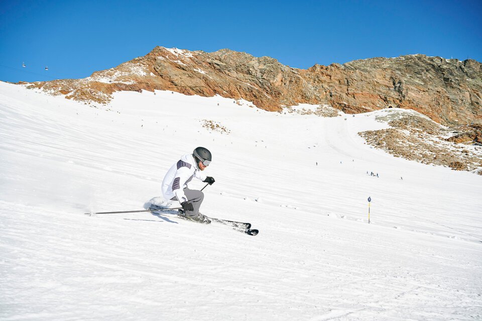 Skifahrer auf schneebedeckter Piste