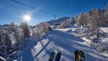 Skiabfahrt mit Skilift an einem sonnigen Tag | © Iztok Medja | www.slovenia.info