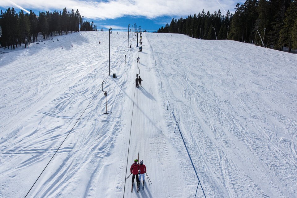 Skifahrer auf einem Schlepplift | © Iztok Medja | www.slovenia.info