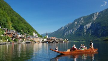 Bootstour auf einem See vor einer malerischen Stadt in Österreich. | © Fotograf: Torsten Kraft Copyright Ferienregion Dachstein Salzkammergut / Kraft.Hallstatt