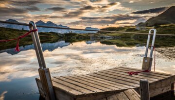 Holzsteg an einem ruhigen See mit Bergpanorama | © Von Tourismusverband Obertauern (TVB-Obertauern)