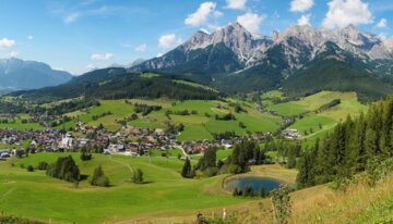 Panorama einer Berglandschaft mit Dorf und See | © Hochkönig Tourismus GmbH