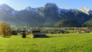 Panorama de paysage montagneux avec village dans la vallée | © © TVB Abtenau 