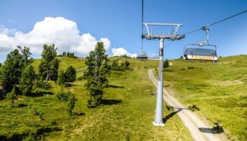 Télésiège dans un paysage de montagne verdoyant | © Fanningbergbahnen GmbH & CoKG