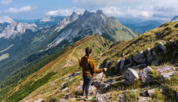 Woman hiking in the mountains, overlooking a mountain panorama. | © https://www.flickr.com/photos/123292455@N06/