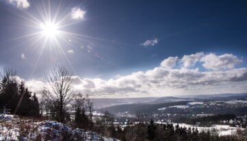 Winterlandschaft mit strahlender Sonne und Schnee | © Foto: Bianca Kauler