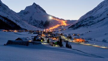 Village d'hiver dans les montagnes, la nuit. | © TVB Paznaun - Ischgl