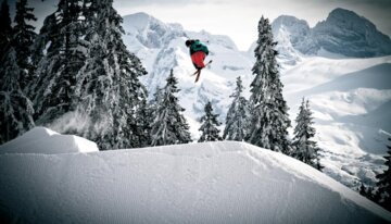 Skier jumping off a snow-covered ramp | © ©Bergbahnen Dachstein West 