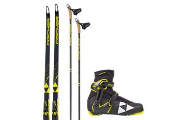 Langlaufski-Set von Fischer mit Skiern, Stöcken und Schuhen.