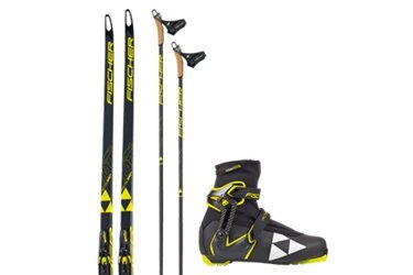 Langlaufski-Set von Fischer mit Skiern, Stöcken und Schuhen.