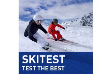 Deux skieurs sur une piste enneigée.