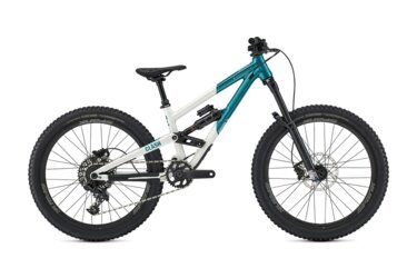 VTT bicolore (blanc et turquoise) sur fond blanc.
