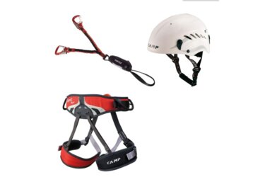 Kletterausrüstung von Camp: Helm, Gurt und Falldämpfer.