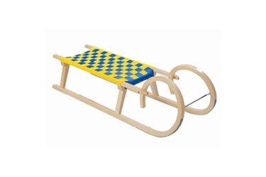 Holzschlitten mit blau-gelbem Gurt