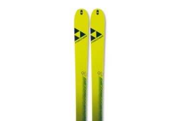 Skis Fischer jaunes avec l'inscription '90'.