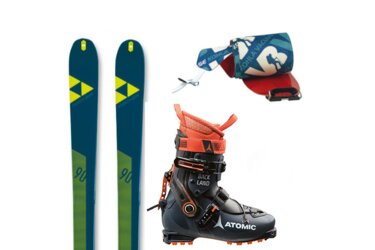 Paar Ski, Skischuhe und Skifelle.