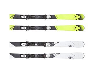 Zwei Paar Ski: ein gelbes und ein weißes Paar.