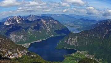 Panorama von Hallstatt mit See und Bergen | © ©Ferienregion Dachstein Salzkammergut / Viorel Munteanu