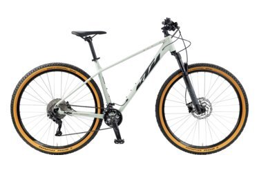 Un VTT semi-rigide KTM blanc avec des pneus à flancs beiges.