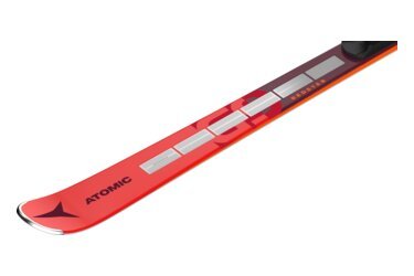 Gros plan d'un ski Atomic Redster