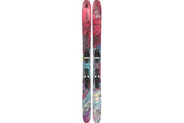 Une paire de skis Atomic Bent 110 avec des motifs colorés.
