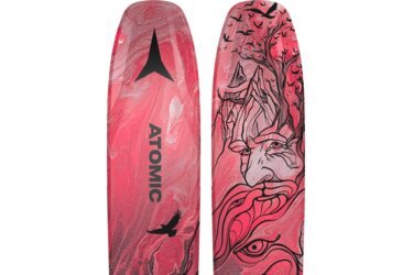 Une paire de skis avec des motifs abstraits en rouge et noir.