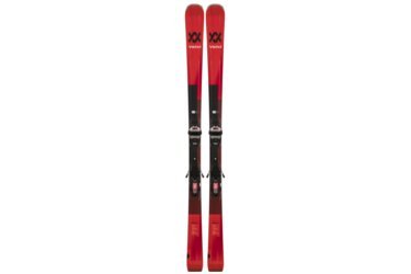 Une paire de skis rouges Völkl Deacon 80 avec fixations.