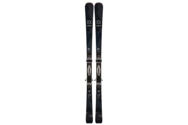 Une paire de skis Völkl Deacon 72 avec fixations.