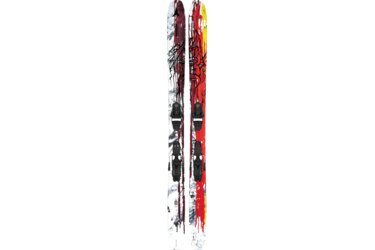 Deux skis Atomic avec des graphiques colorés et des fixations.