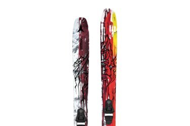 Paire de skis avec des motifs abstraits colorés.