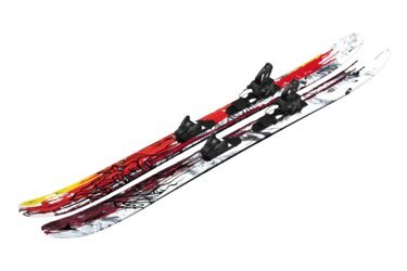 Une paire de skis Atomic avec des fixations.
