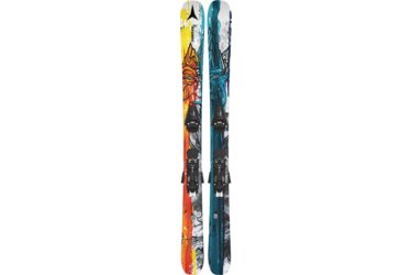 Skis Atomic avec motif orange et bleu