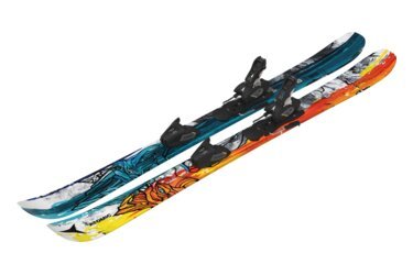 Une paire de skis Atomic Bent Chetler avec des graphismes colorés.