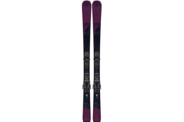 Une paire de skis Atomic Cloud avec fixations.