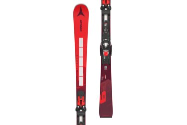 Skis Atomic Redster rouges avec fixations.
